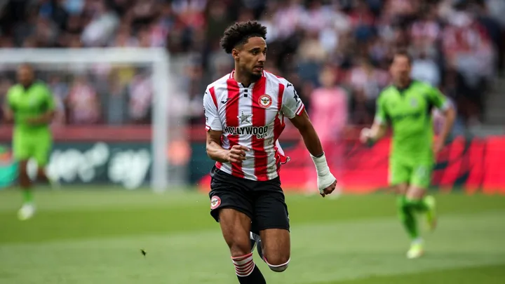 Kian Lewis-Potter, atacante do Brentford, com a camisa 23 em partida da Premier League 2025/2026