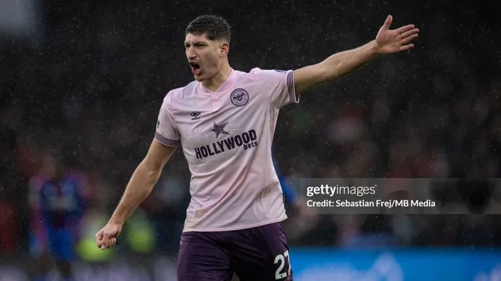 V. Janelt, meia do Brentford com a camisa 27, em ação na Premier League 2025/2026