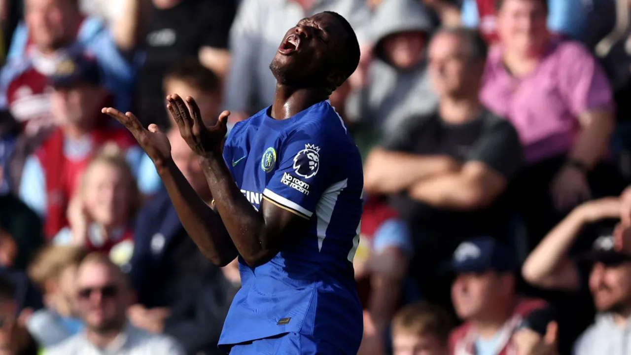 Moisés Caicedo, meia do Chelsea de camisa 25, em ação durante partida da Champions League 2025/2026