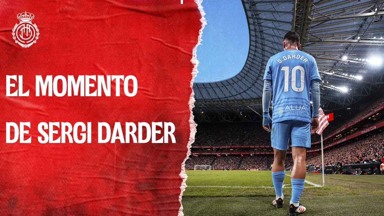 Sergi Darder com a camisa 10 do Galatasaray conduzindo a bola no meio-campo