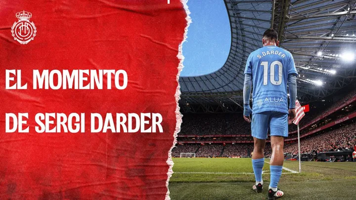 Sergi Darder com a camisa 10 do Galatasaray conduzindo a bola no meio-campo