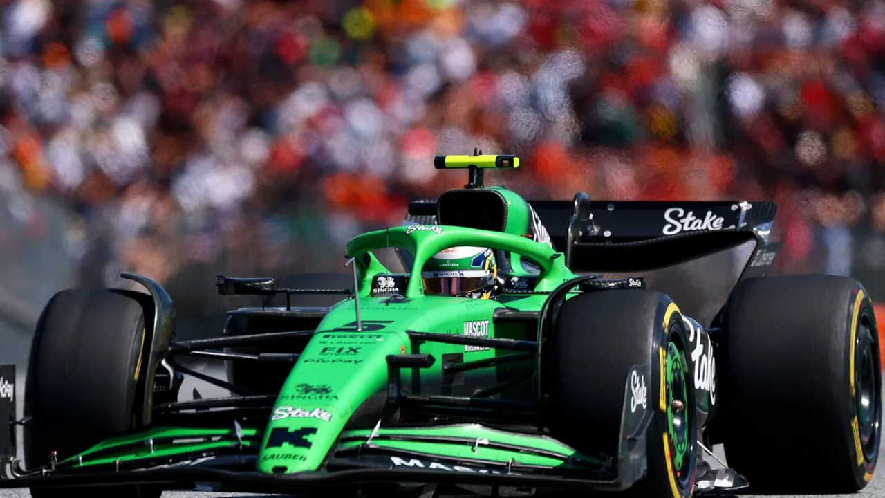 Gabriel Bortoleto ao volante do carro da Audi no circuito de Miami durante a sprint do GP de Miami 2026