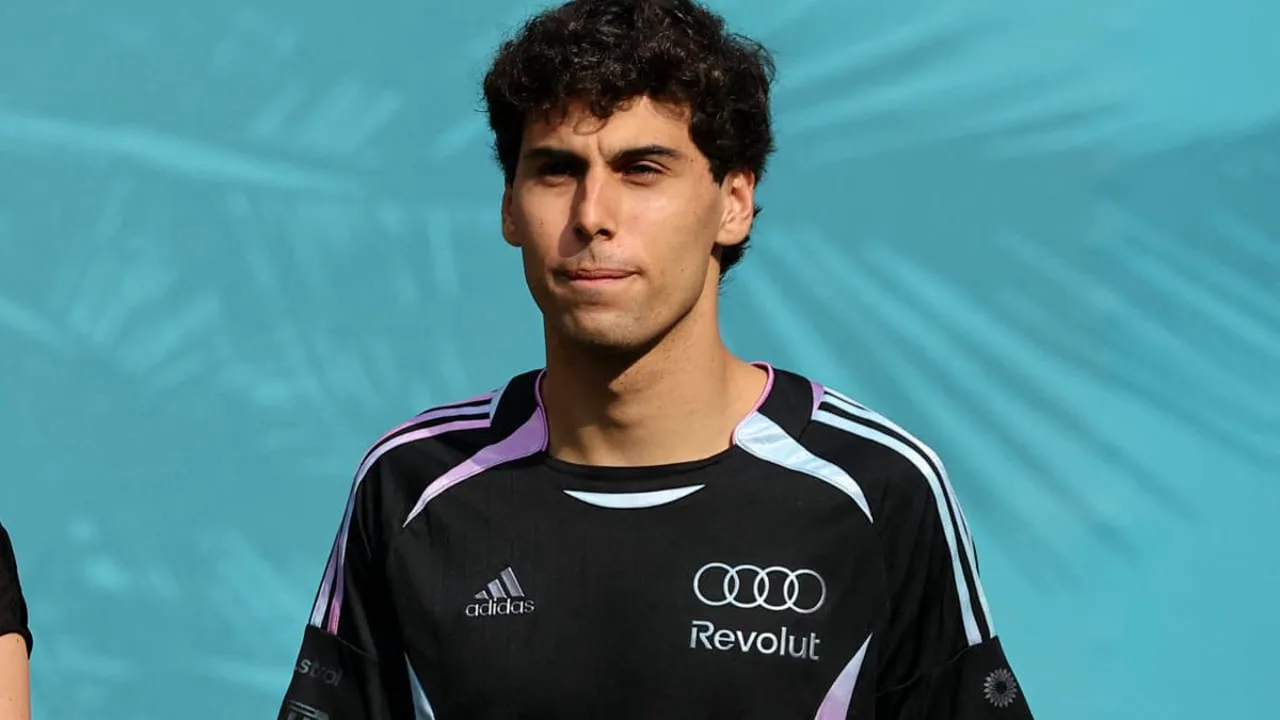 Gabriel Bortoleto parado na pista do GP de Miami após abandono mecânico na volta 30 da corrida principal