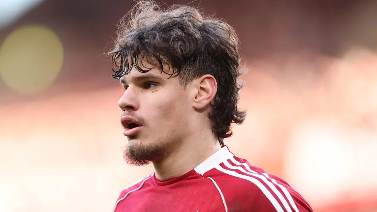 Milos Kerkez, lateral-esquerdo do Liverpool, em ação pela Premier League 2025/2026