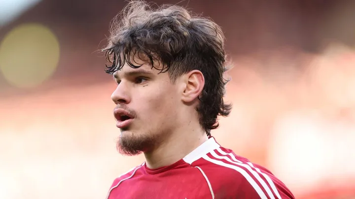 Milos Kerkez, lateral-esquerdo do Liverpool, em ação pela Premier League 2025/2026