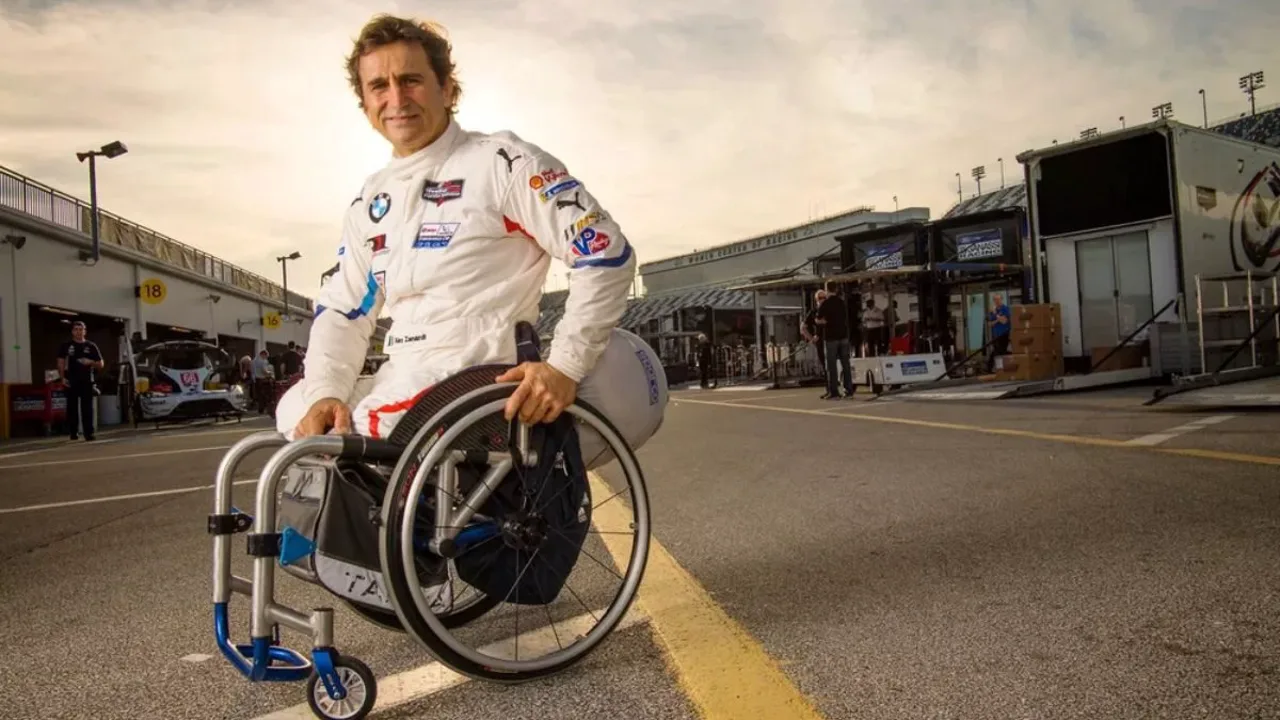 Alex Zanardi em competição de handbike paralímpico, com expressão de concentração e determinação