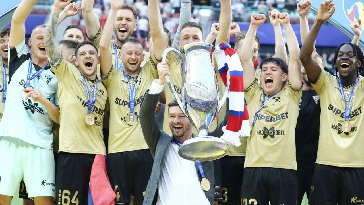 Lukas Podolski levanta a taça da Copa da Polônia com o Górnik Zabrze em Varsóvia