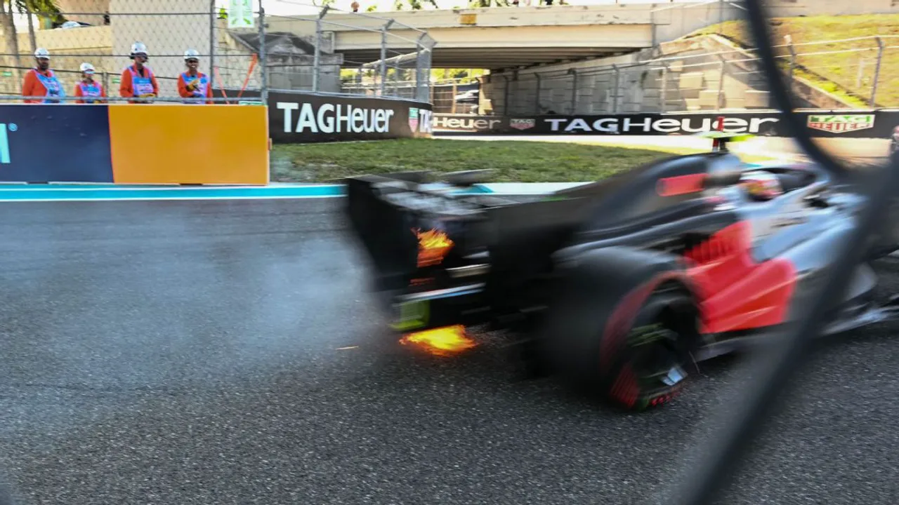 Gabriel Bortoleto ao lado do carro da Audi com fumaça nos freios no pit lane do GP de Miami 2026