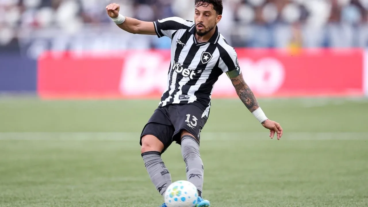 Zagueiro Bastos do Botafogo cabeceando para dentro da própria área no Nilton Santos durante derrota para o Remo