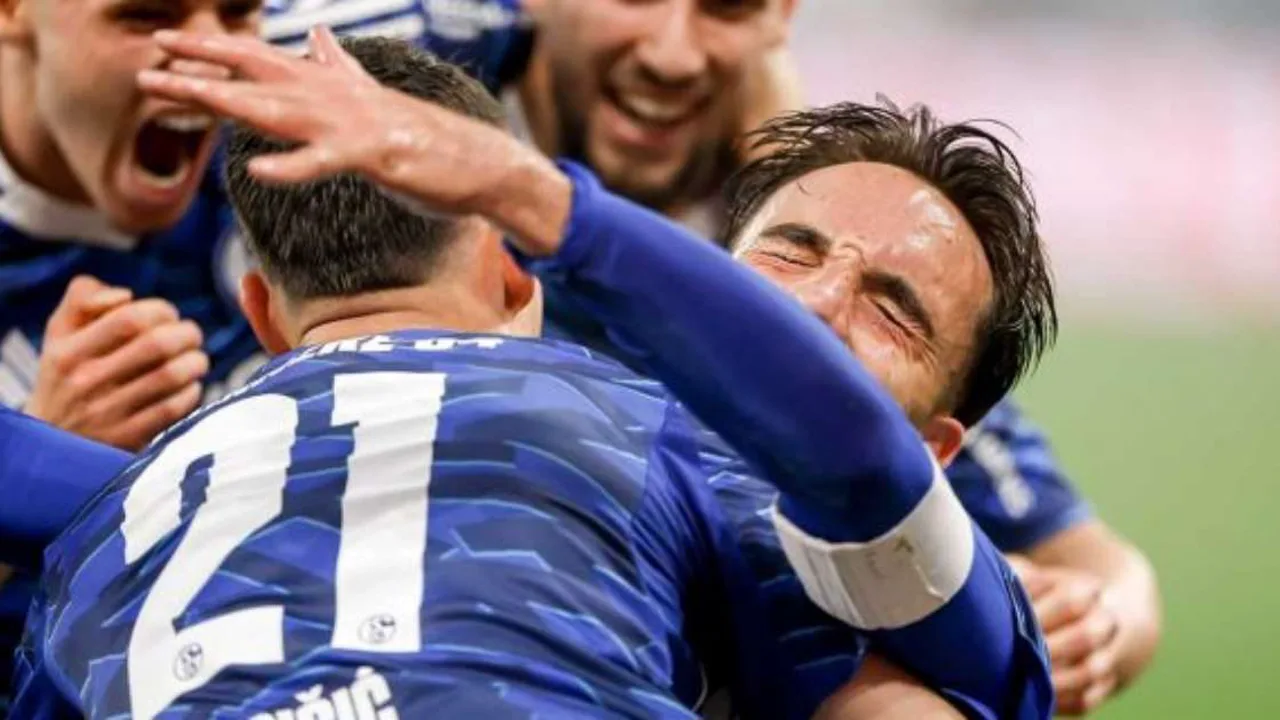 Torcida do Schalke 04 celebra acesso à Bundesliga na Veltins Arena com 61 mil pessoas nas arquibancadas