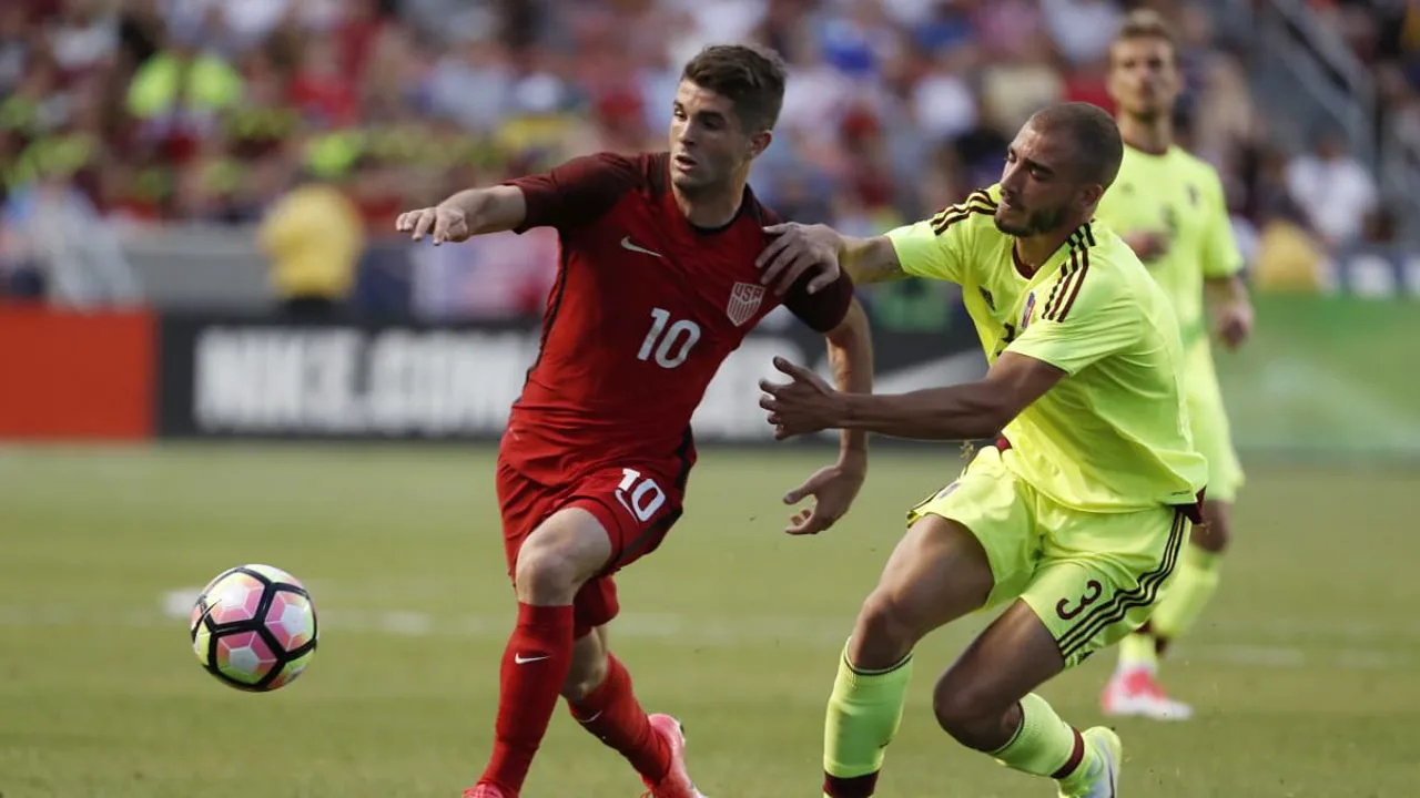 José Luis Marrufo, zagueiro venezuelano do Macará com a camisa 14, em ação durante partida da Copa Sudamericana