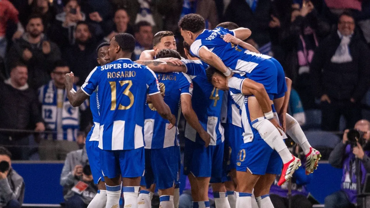 Jogadores do FC Porto celebram título da Liga Portugal 2025/26 no Estádio do Dragão
