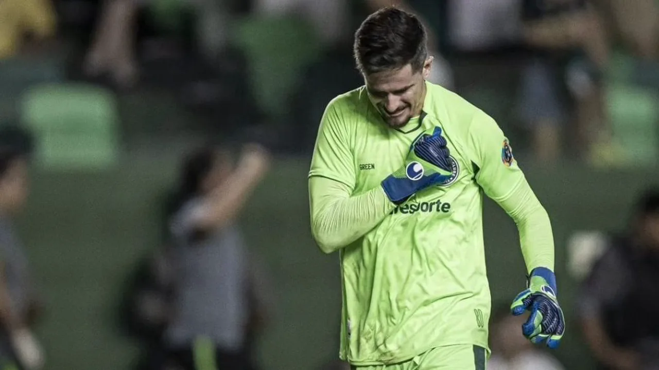 Tadeu, goleiro do Goiás, com a camisa 23 em posição de defesa durante partida do Brasileirão Série A 2026