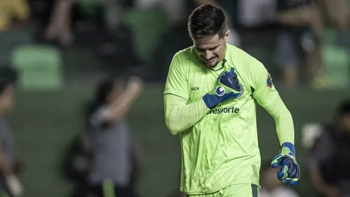 Tadeu, goleiro do Goiás, com a camisa 23 em posição de defesa durante partida do Brasileirão Série A 2026