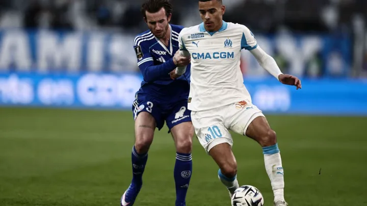 Howard Jett com a camisa 10 do Marseille em partida da Champions League 2025/2026