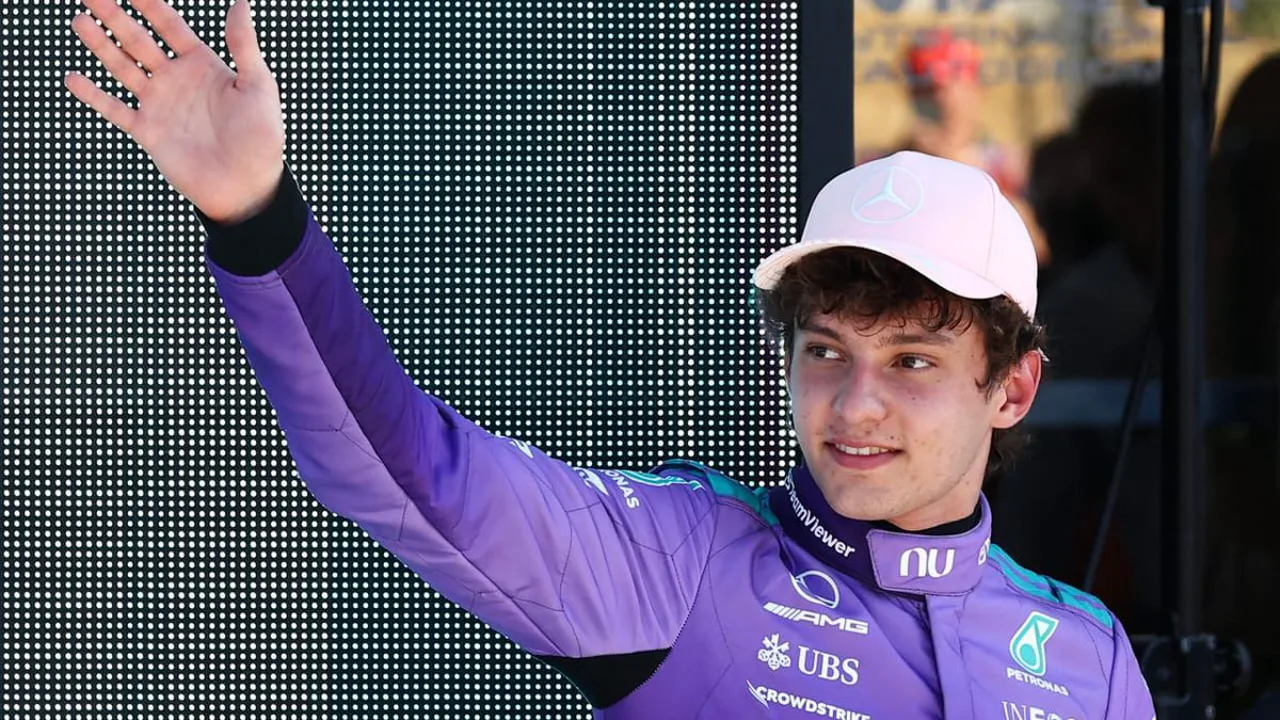 Gabriel Bortoleto no cockpit do carro da Audi no paddock do GP de Miami 2026