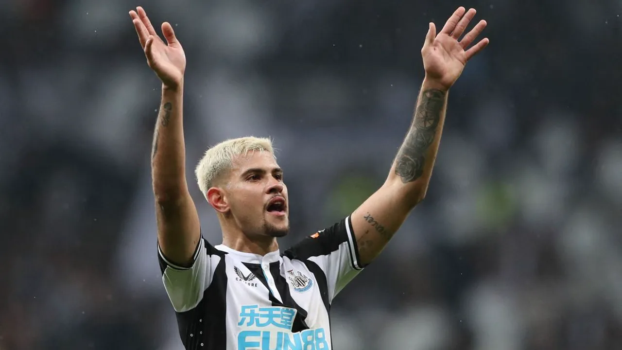 Bruno Guimarães com a camisa 39 do Newcastle United disputando bola no meio-campo da Premier League