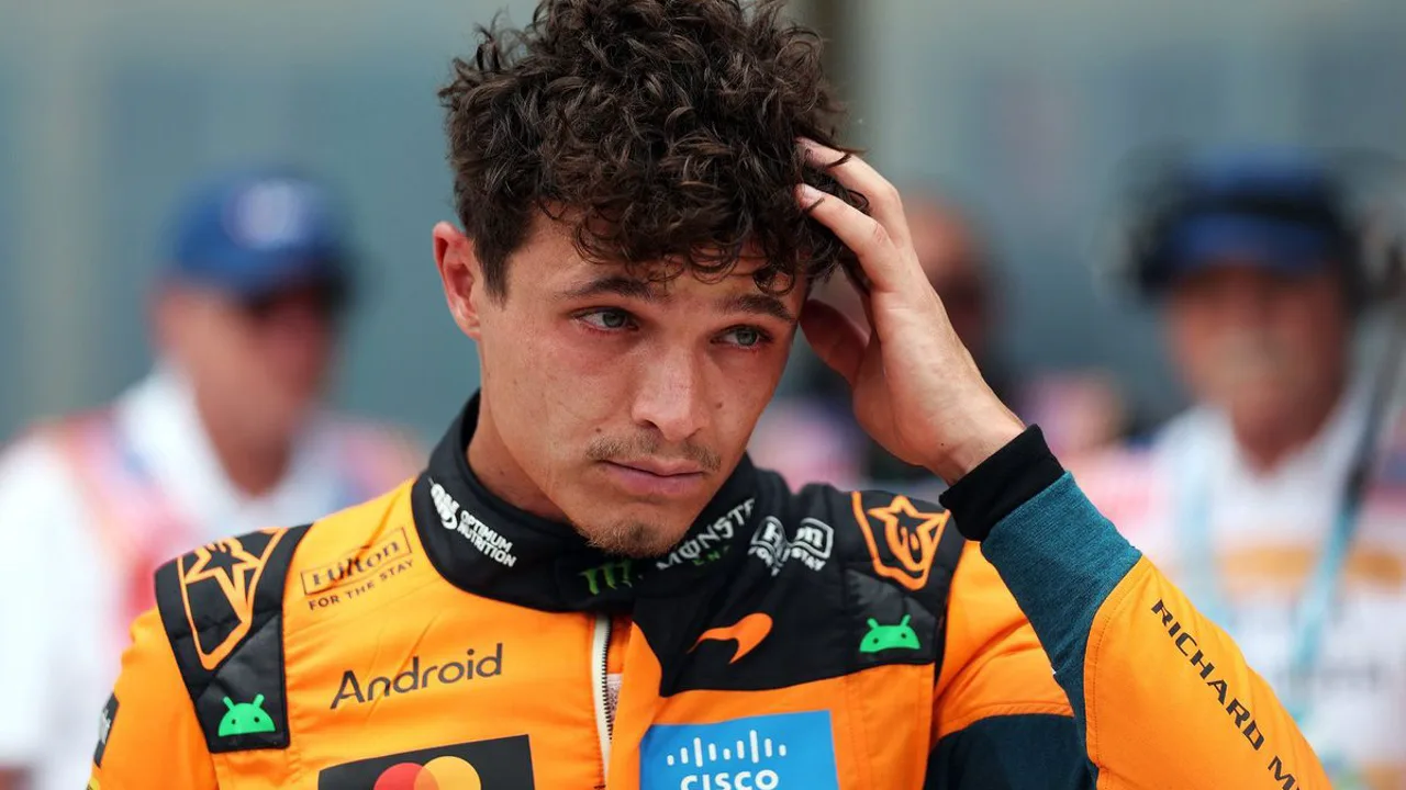Lando Norris no cockpit da McLaren durante o GP de Miami, com luzes do painel de energia visíveis