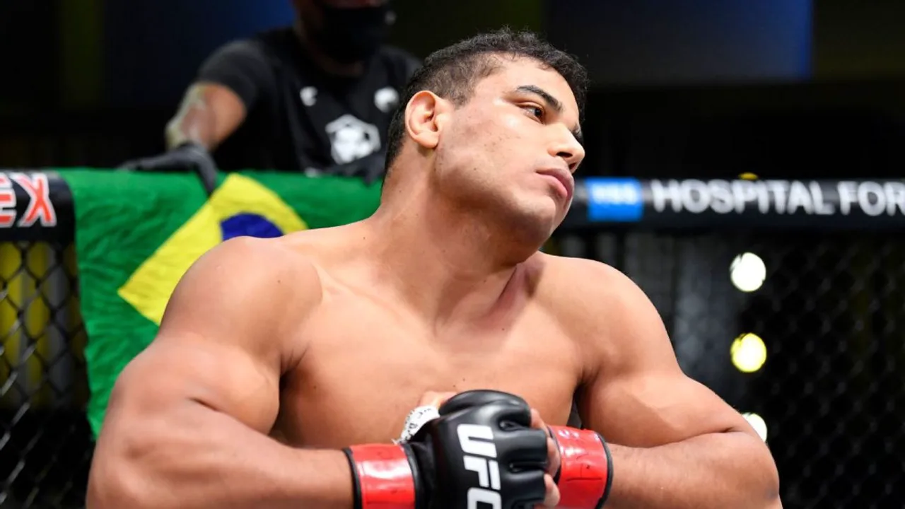 Khamzat Chimaev e Sean Strickland se encaram durante coletiva do UFC 328 em Newark, Nova Jersey