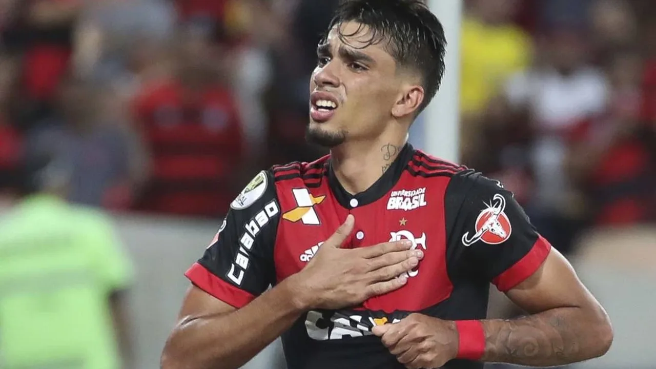 Lucas Paquetá sendo apresentado pelo Flamengo no Maracanã após transferência recorde de 42 milhões de euros