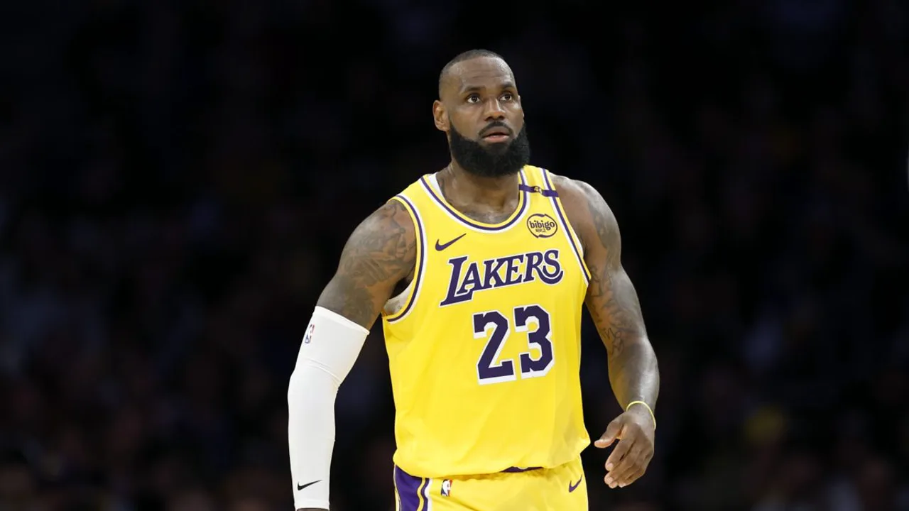 LeBron James comemorando classificação dos Lakers às semifinais do Oeste contra o Thunder na NBA