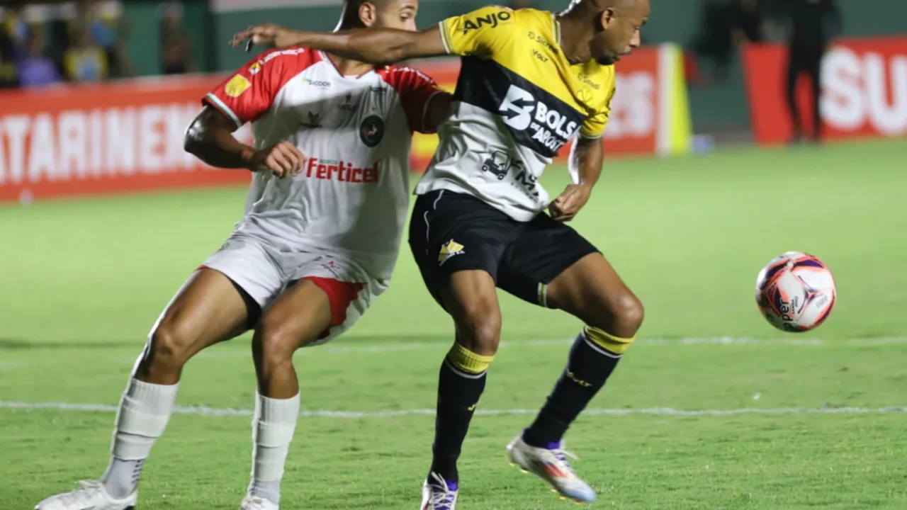 Jogadores do Cuiabá comemoram gol de cabeça de Basso contra o Criciúma na Arena Pantanal pela Série B 2026