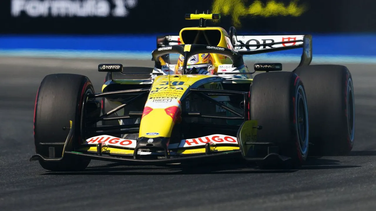 Max Verstappen no cockpit do RB22 na pole position do GP de Miami 2026, com Kimi Antonelli ao lado
