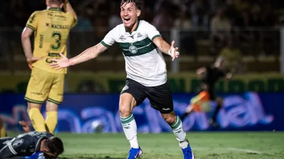 Vitória goleia Coritiba por 3 a 1 no Barradão e sobe na Série A