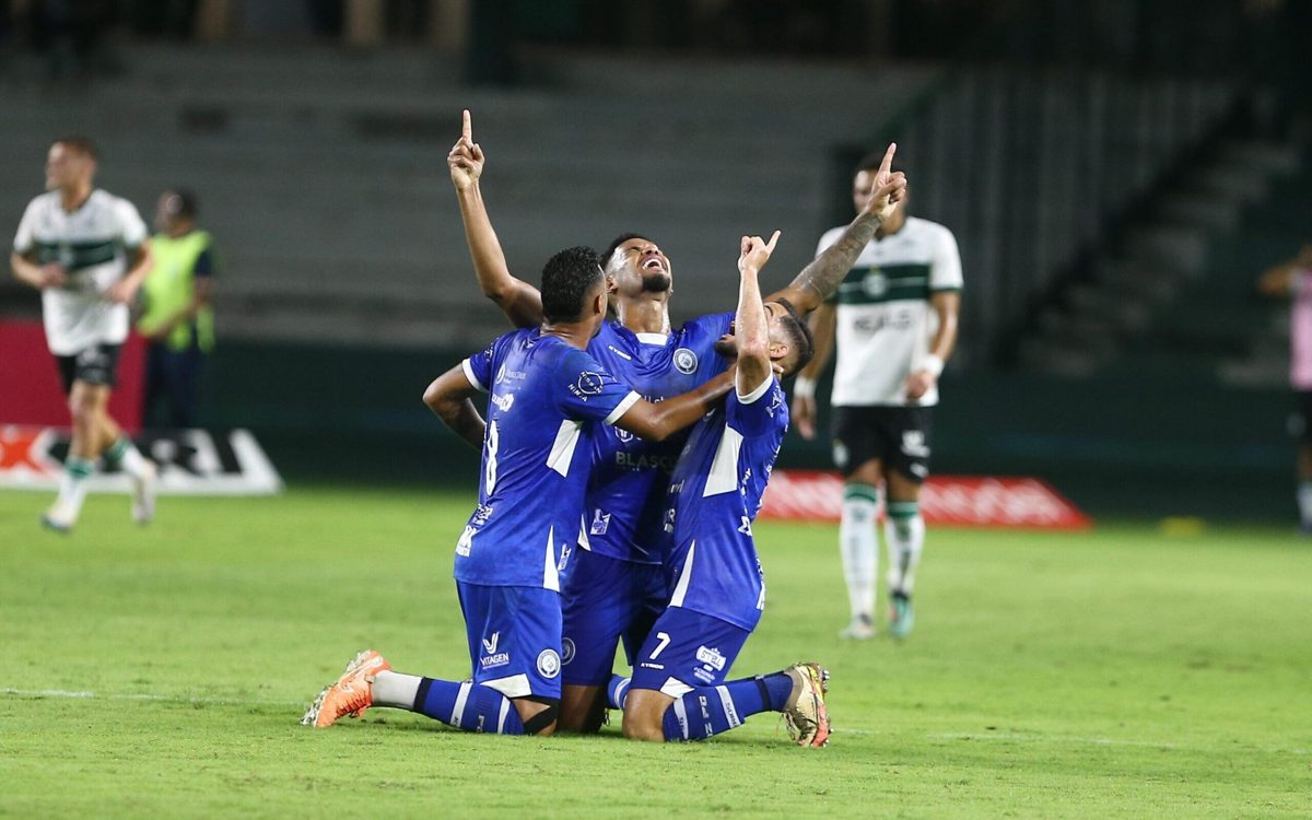 O meio que decidiu o tom Vitória goleia Coritiba por 3 a 1 no Bar