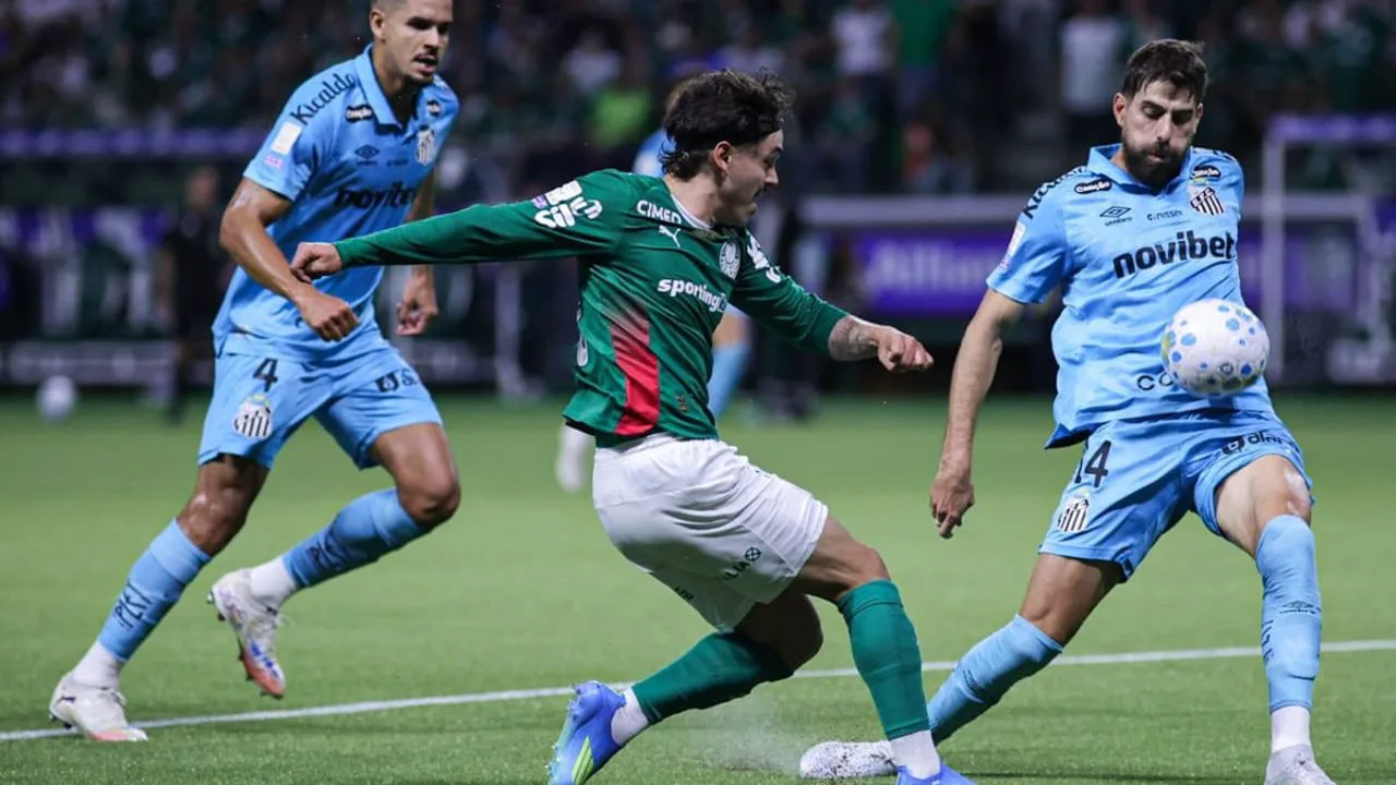 Jogadores do Palmeiras perfilados para o Hino Nacional no Allianz Parque sem a presença do Santos