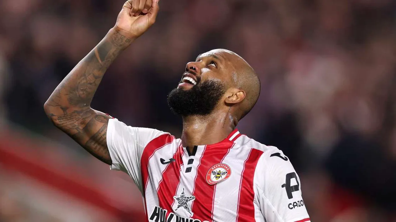 Igor Thiago comemorando gol com a camisa do Brentford no Gtech Community Stadium