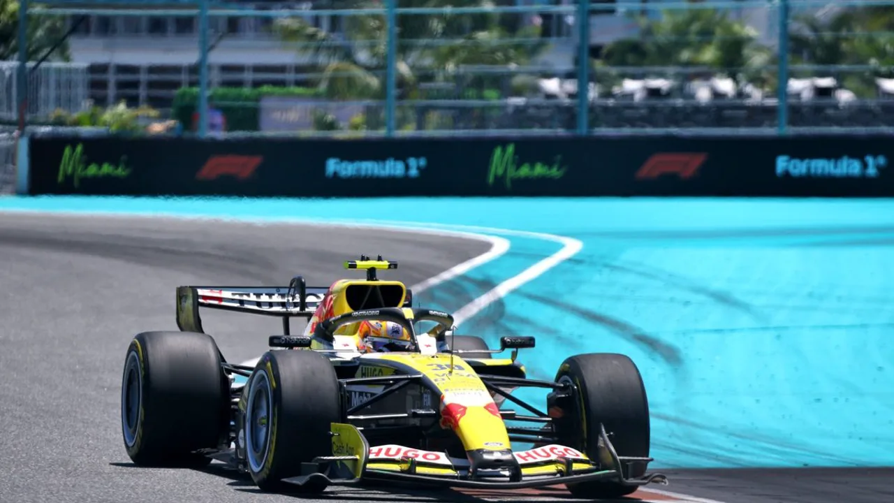 Charles Leclerc na Ferrari durante a classificação sprint do GP de Miami 2026, com pneus macios Pirelli