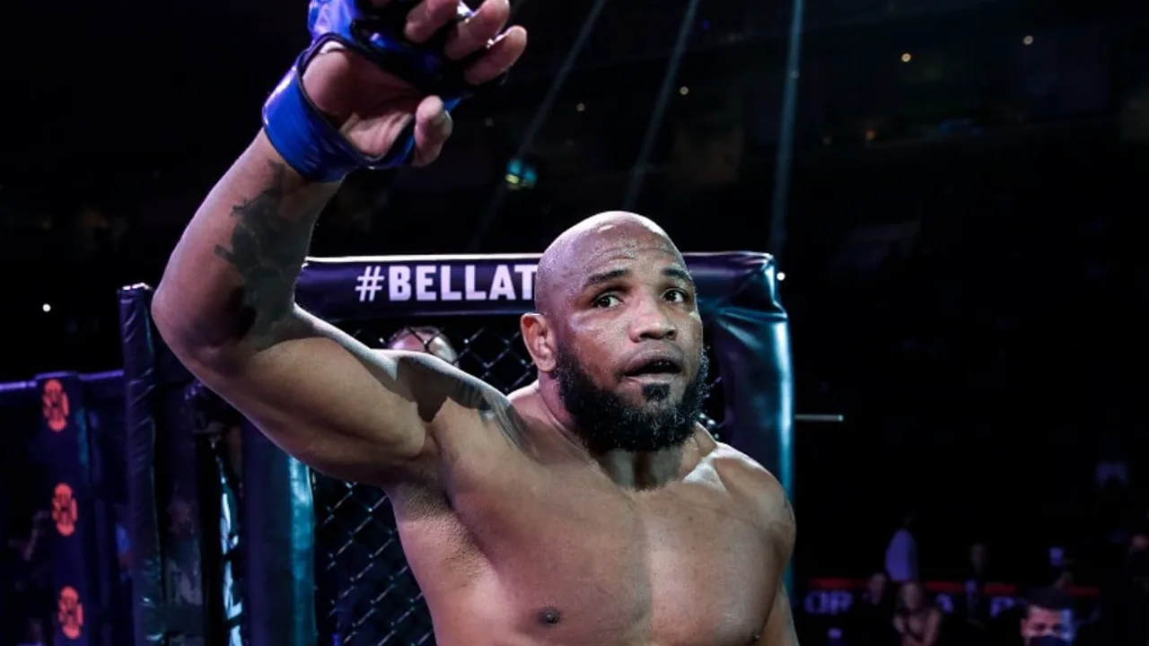 Yoel Romero em posição de dominância no chão durante luta no Gamebred Bareknuckle MMA em Miami