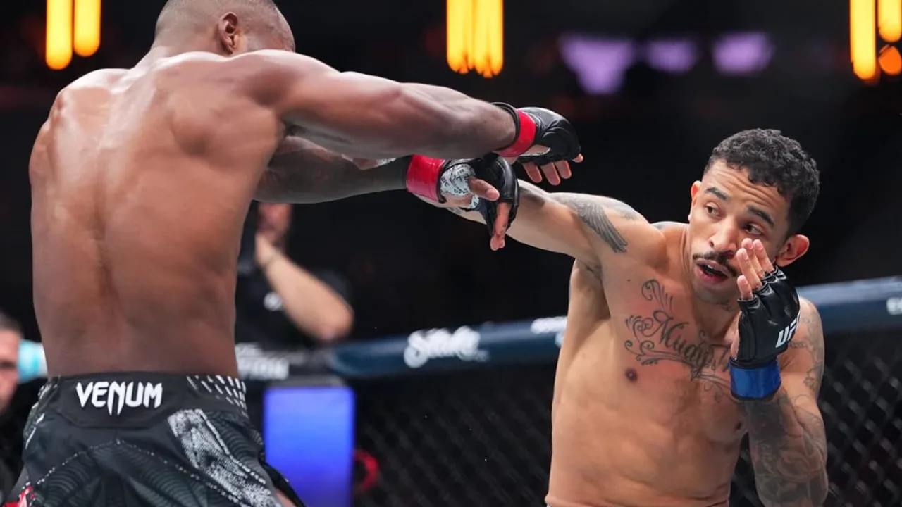 Carlos Prates e Jack Della Maddalena frente a frente na pesagem do UFC Perth na RAC Arena, Austrália