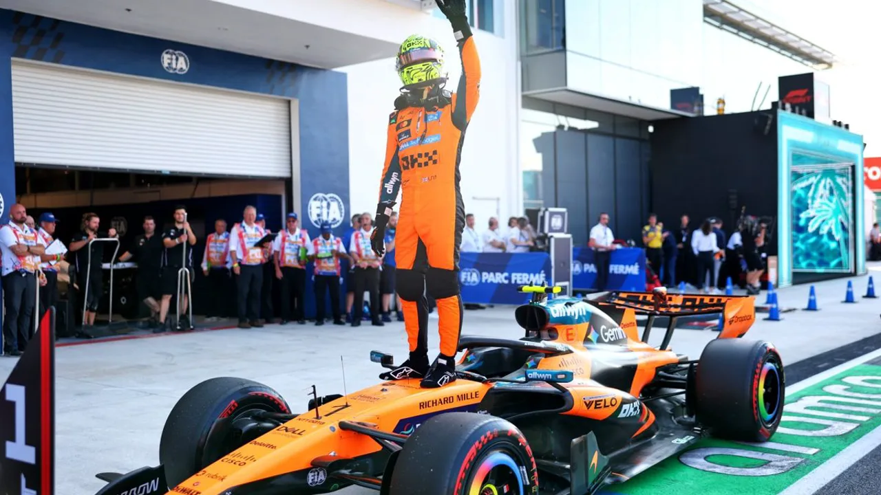 Kimi Antonelli com capacete da Mercedes celebra pole position no Autodrome Internacional de Miami