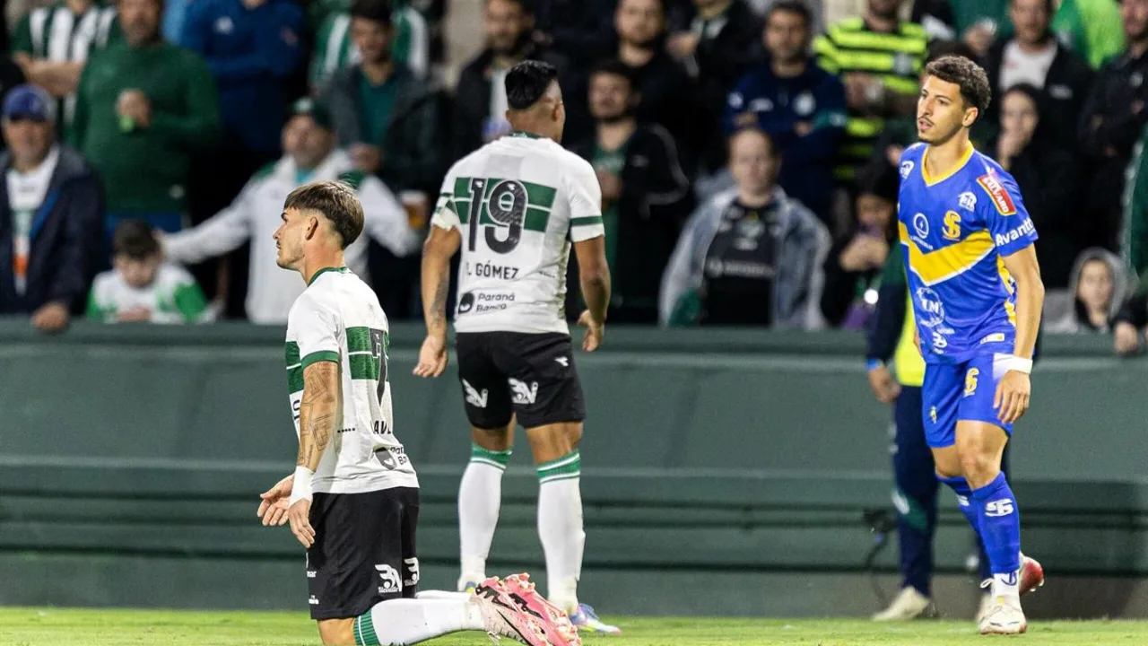 Renê comemorando gol pelo Vitória no Barradão diante do Coritiba pela 14ª rodada do Brasileirão 2026