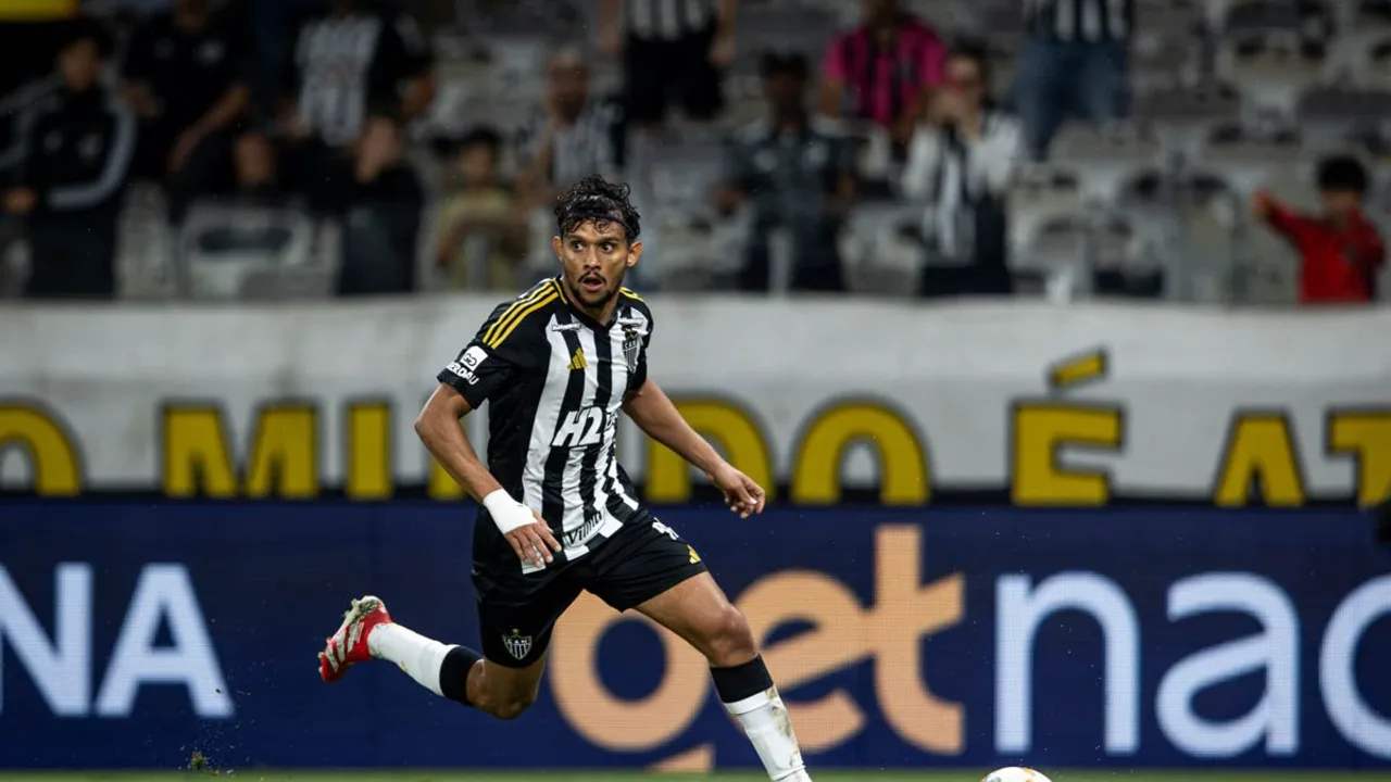 Jogadores do Atlético-MG cabisbaixos no gramado do Mineirão após derrota no Brasileirão 2026