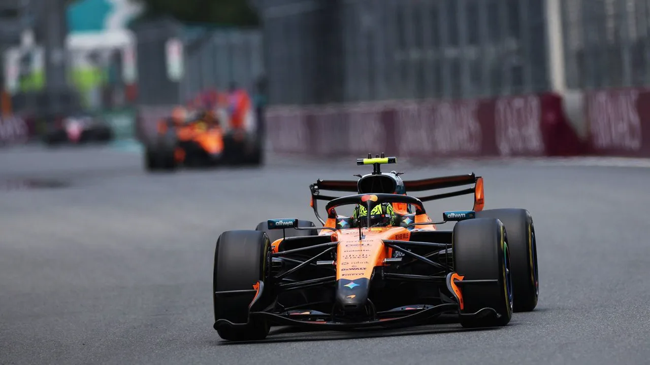 Carro de Gabriel Bortoleto com chamas na parte traseira no Autodrome Internacional de Miami durante o Q1
