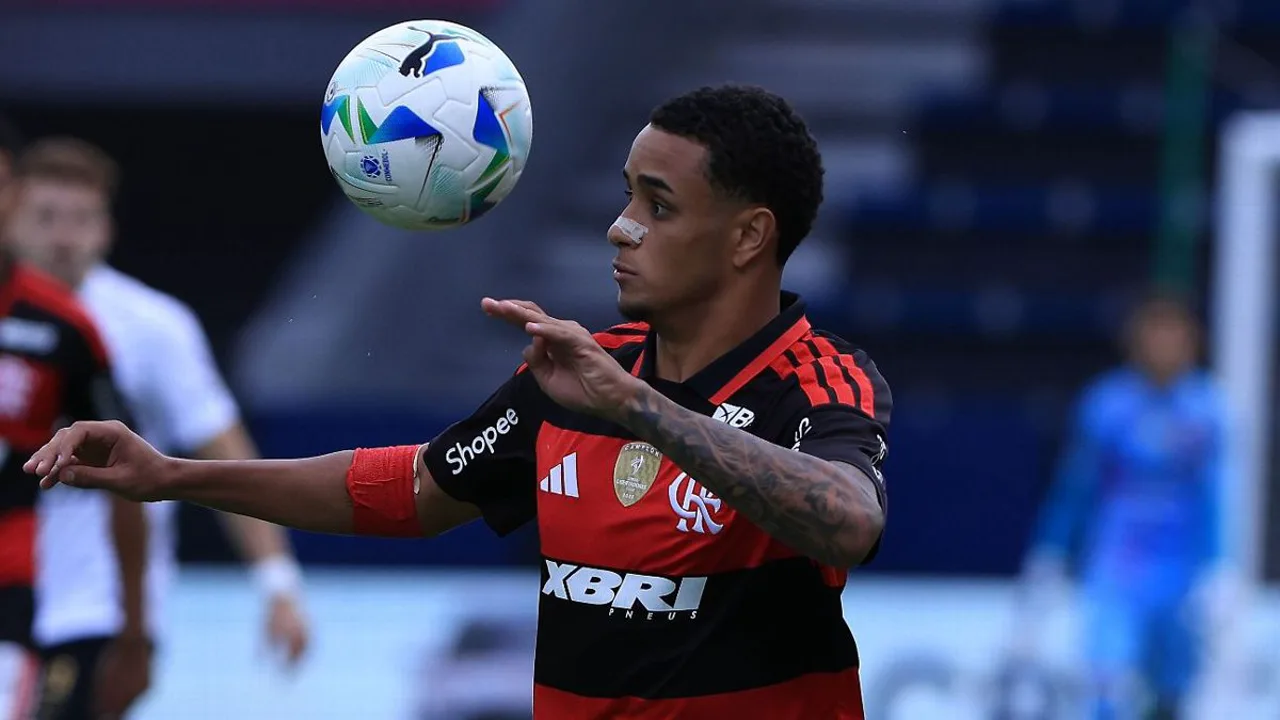 Ryan Roberto com a camisa do Flamengo em campo durante partida do Brasileirão 2026