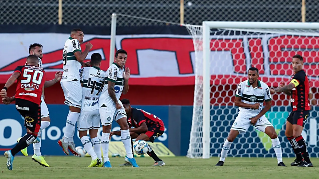 Wanderley comemora gol pelo Coritiba no Barradão contra o Vitória pela Série B