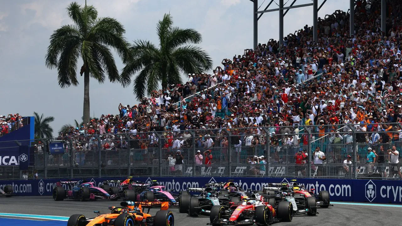 Gabriel Bortoleto ao lado do carro da Audi com fumaça saindo, pit lane do GP de Miami 2026