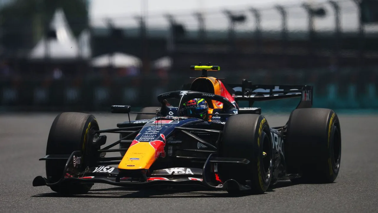 Isack Hadjar no cockpit do RB22 da Red Bull durante o GP de Miami 2026