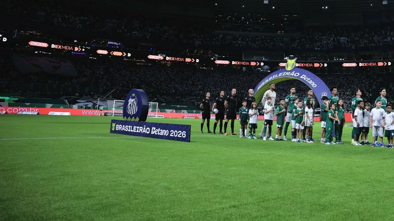Neymar no banco de reservas do Santos observando o clássico contra o Palmeiras no Allianz Parque