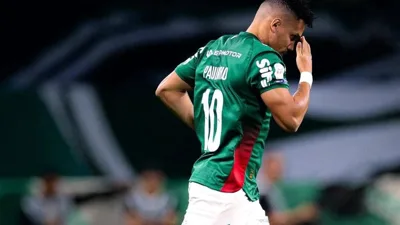 A falta que Raphael Claus não marcou e que decidiu o último clássico no Allianz