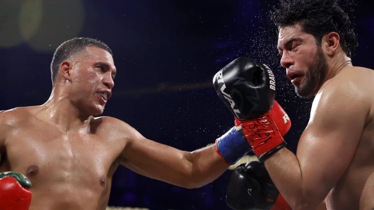 David Benavidez acerta combinação em Zurdo Ramirez no T-Mobile Arena durante luta pelo cinturão cruzador WBA WBO