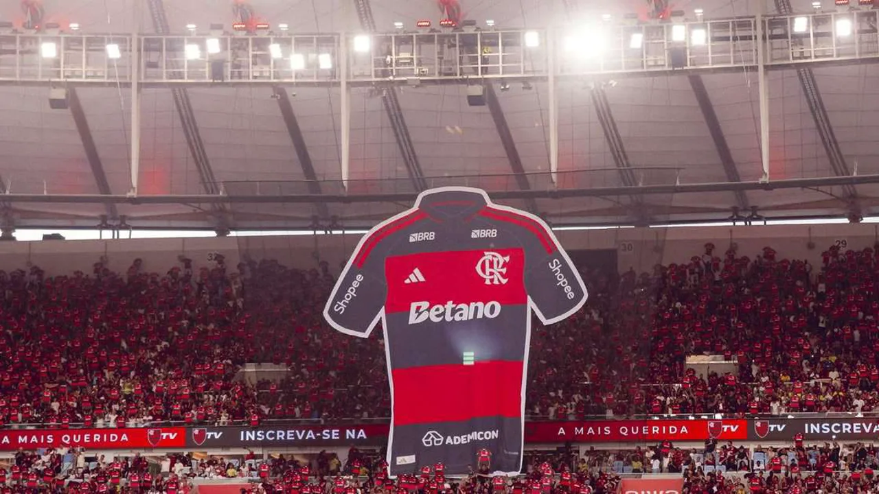 Ryan Roberto com a camisa do Flamengo em treino no CT Ninho do Urubu