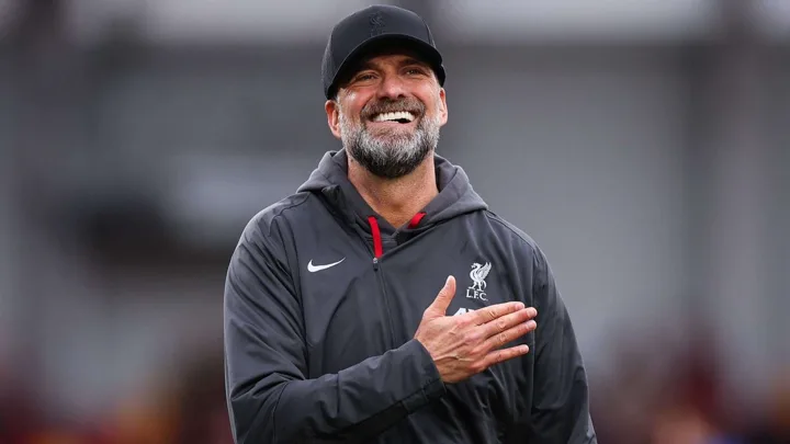 Jürgen Klopp no banco de reservas, gesticulando durante partida, com expressão intensa e característica