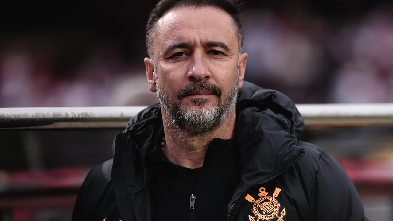 Vítor Pereira, treinador português do Wolverhampton Wanderers, na beira do campo da Premier League