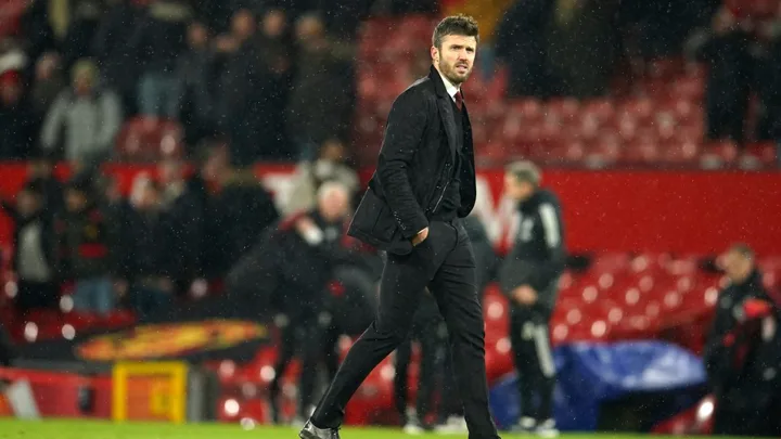J. Woodgate, treinador do Team LeBron na Premier League 2025/2026, observando o campo durante partida