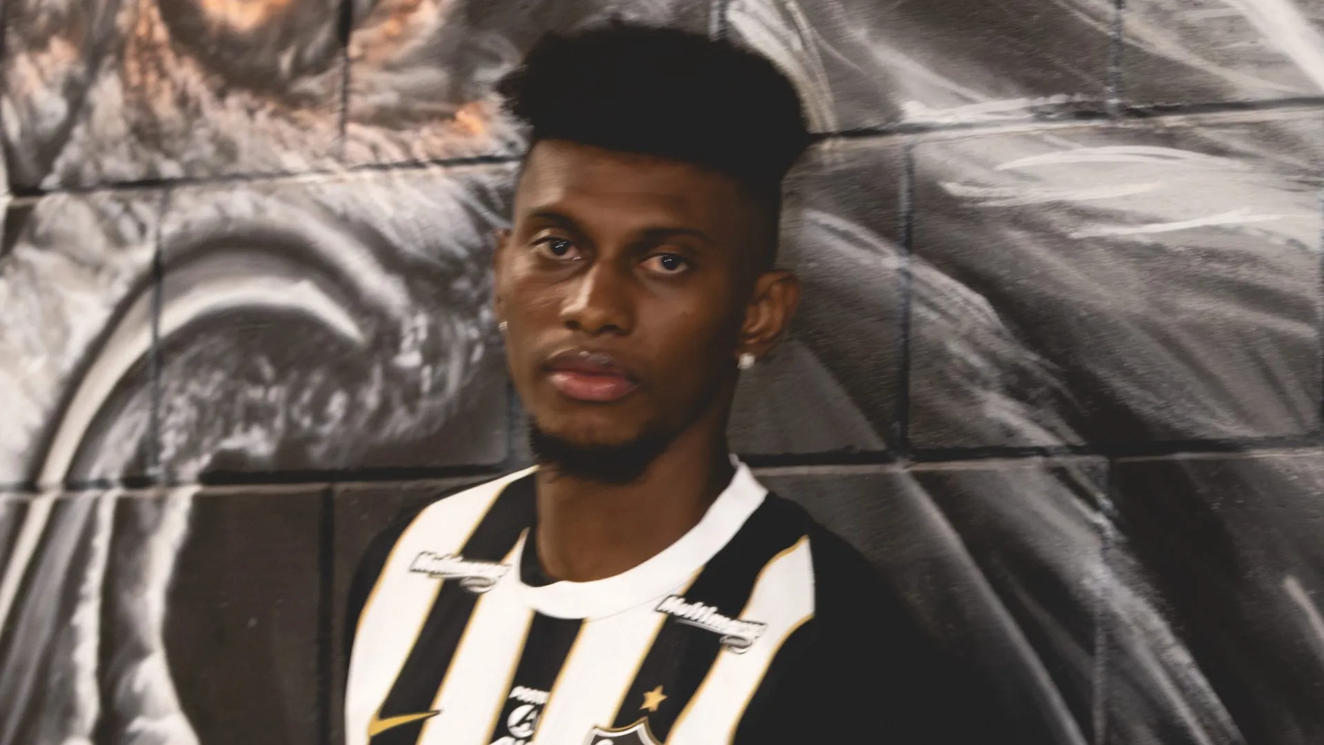 A cena Leitura labial expõe o que o Mineirão nã